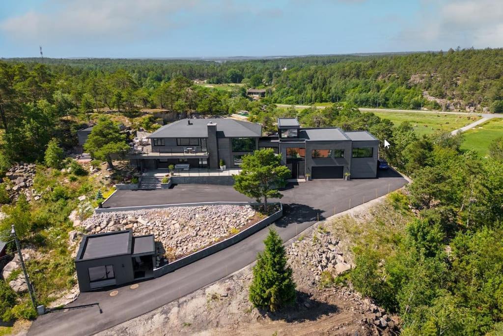 Idyllisk Sted Pa Toppen Av Alshus ,